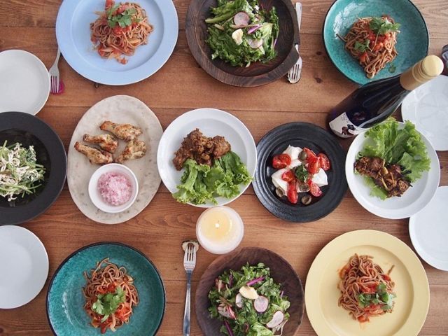 テーブルに並んだ料理