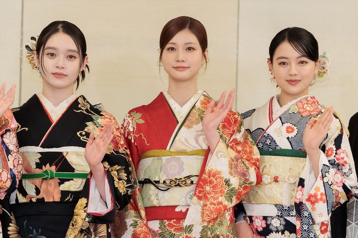 エイベックス・マネジメント・エージェンシー 晴れ着お披露目会の様子 クランクイン！ width=