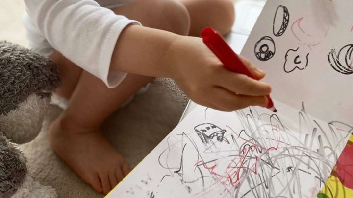 お絵描きしているときに、甘えて困らせて...（画像はphotoAC）