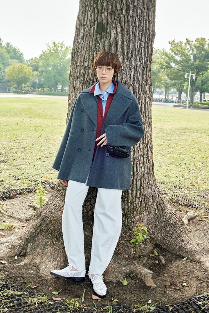 コート¥96,800（カオス／カオス表参道） スウェットトップス¥13,200（メイソン／ジャーナル スタンダード レリューム ルミネ新宿店） 中に着たシャツ¥12,100（スピック＆スパン／スピック＆スパン ルミネ有楽町店） パンツ¥17,600（カデュネ／カデュネ プレスルーム） バッグ¥71,500（ヘリュー／ジャーナル スタンダード レサージュ 銀座店） シューズ¥22,000（モリーニ／ジャック·オブ·オール·トレーズ プレスルーム） メガネ（スタイリスト私物）