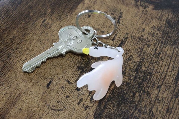 色が変わるミニダックキーホルダー 紫外線 色