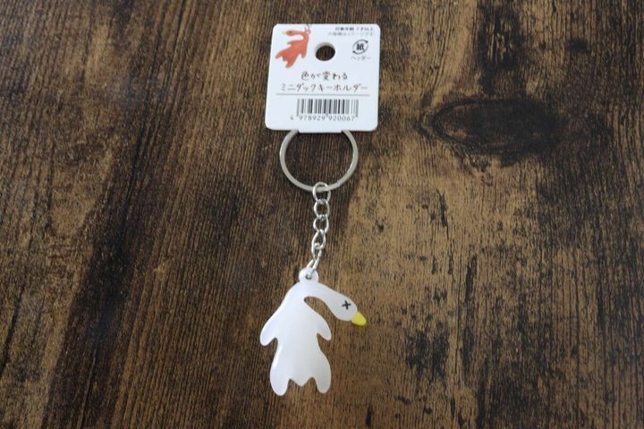 セリア キーホルダー 色が変わる