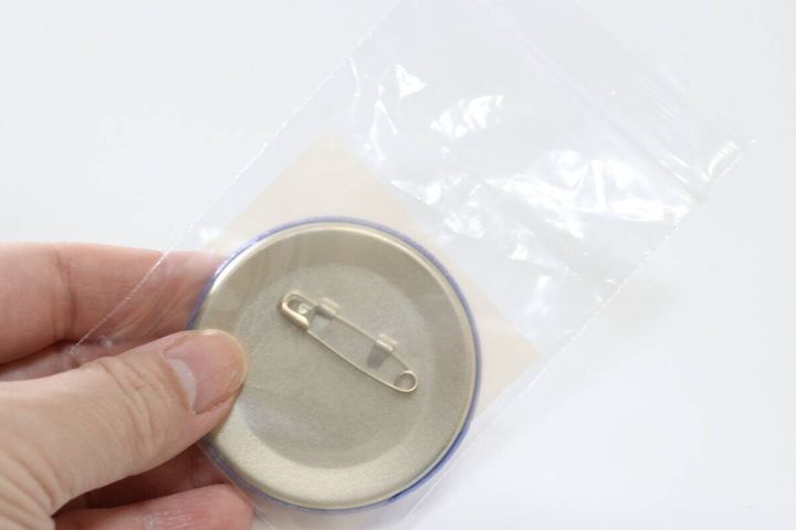セリアの缶バッジ用サビ防止フィルム 12Pをセットする