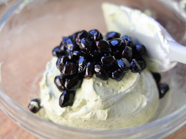 黒豆は、トッピング用に大さじ2を別にし、残りは混ぜる。