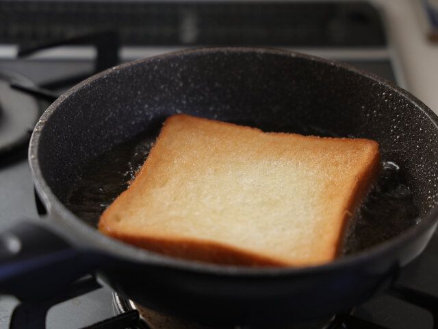 フライパンに深さ5mmほどの揚げ油を入れ、170～180度に熱したら食パンを入れる。