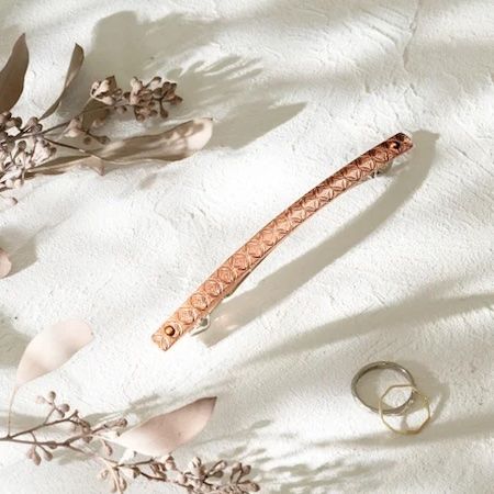 京都の伝統技「錺金具」から生まれた銅製バレッタ発売。4つの表情で気分をデザイン