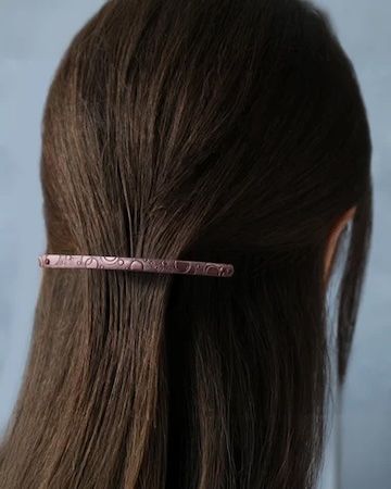 京都の伝統技「錺金具」から生まれた銅製バレッタ発売。4つの表情で気分をデザイン