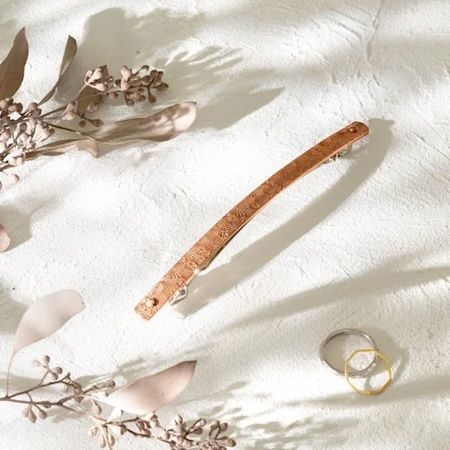 京都の伝統技「錺金具」から生まれた銅製バレッタ発売。4つの表情で気分をデザイン