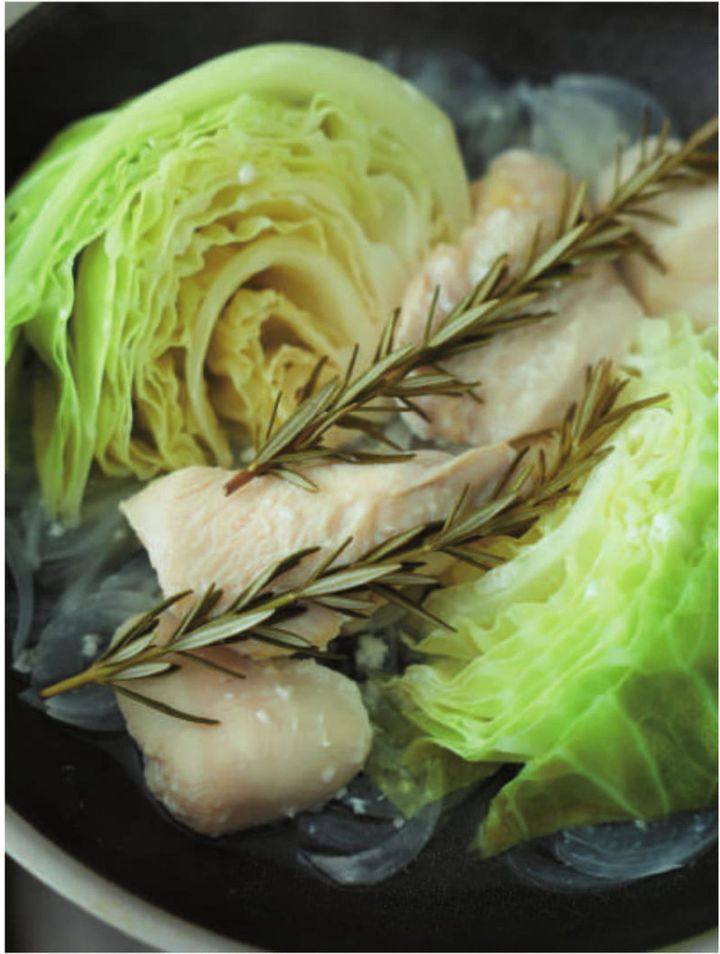 少しのワインだけで蒸したとは思えない鶏肉のしっとり感は、下味に加えた塩麹とスチーム効果。 玉ねぎとキャベツのやさしい甘みでローズマリーの香りが引き立ちます。