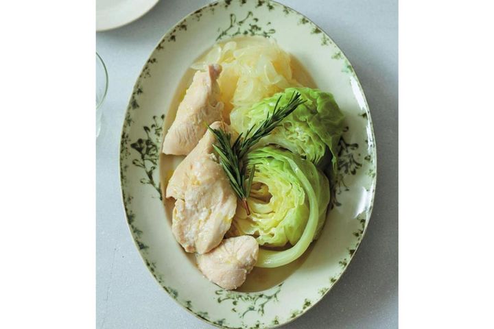 鶏むね肉がふっくらジューシー！「鶏むね肉とキャベツのハーブ蒸し」疲労回復と集中力もアップ