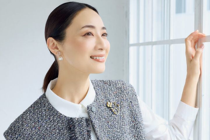 ベスト¥27,500、ブローチ¥9,460 ／アデュートリステス、ブラウス¥29,700 ／タバサ、イヤリング¥6,750 ／アビステ