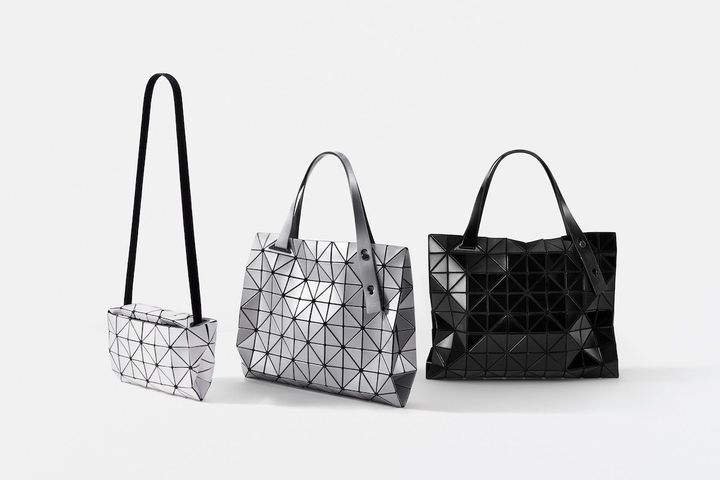 〈左〉ショルダーバッグ ￥59,400 〈中央・右〉ハンドバッグ ￥78,100