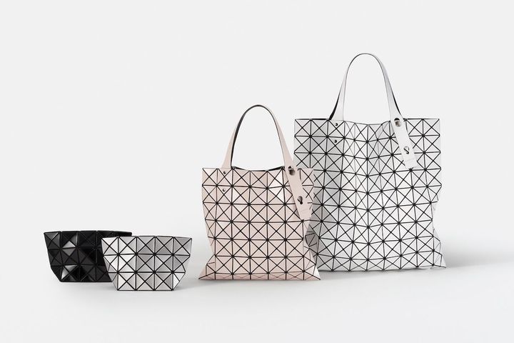 〈左〉ポーチ ￥20,900 〈中央〉トートバッグ ￥42,900 〈右〉ラージトートバッグ ￥53,900