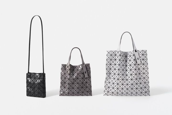 〈左〉ショルダーバッグ ￥42,900 〈中央〉トートバッグ ￥47,300 〈右〉ラージトートバッグ ￥58,300