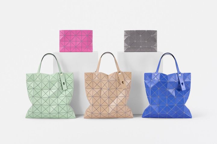 〈上段〉ポーチ ￥27,500 〈下段〉トートバッグ トートバッグ ￥47,300