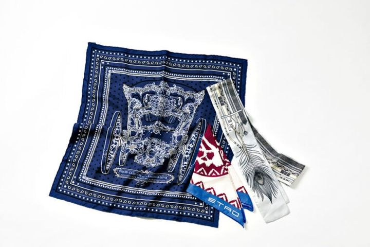 着こなしに変化をつける大判スカーフ