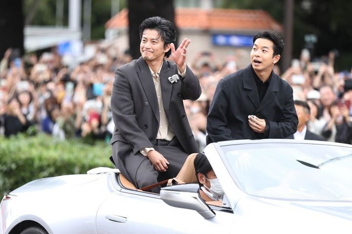 名古屋まつりでのNHK大河ドラマ「豊臣兄弟！」の織田信長役・小栗旬（左）、豊臣秀長役・仲野太賀。2025年10月19日、名古屋市