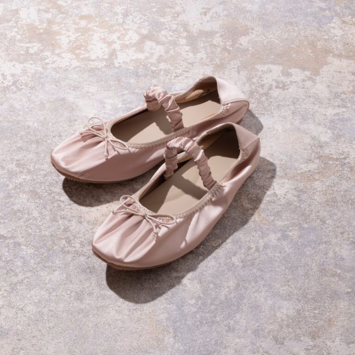 ストラップバレエスニーカー ベージュ¥2,990／GU