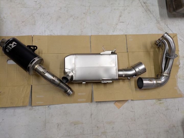 ワイズギア発・アクラポビッチフルエキ装着レポ！XSR900GPがよりレーシーに進化