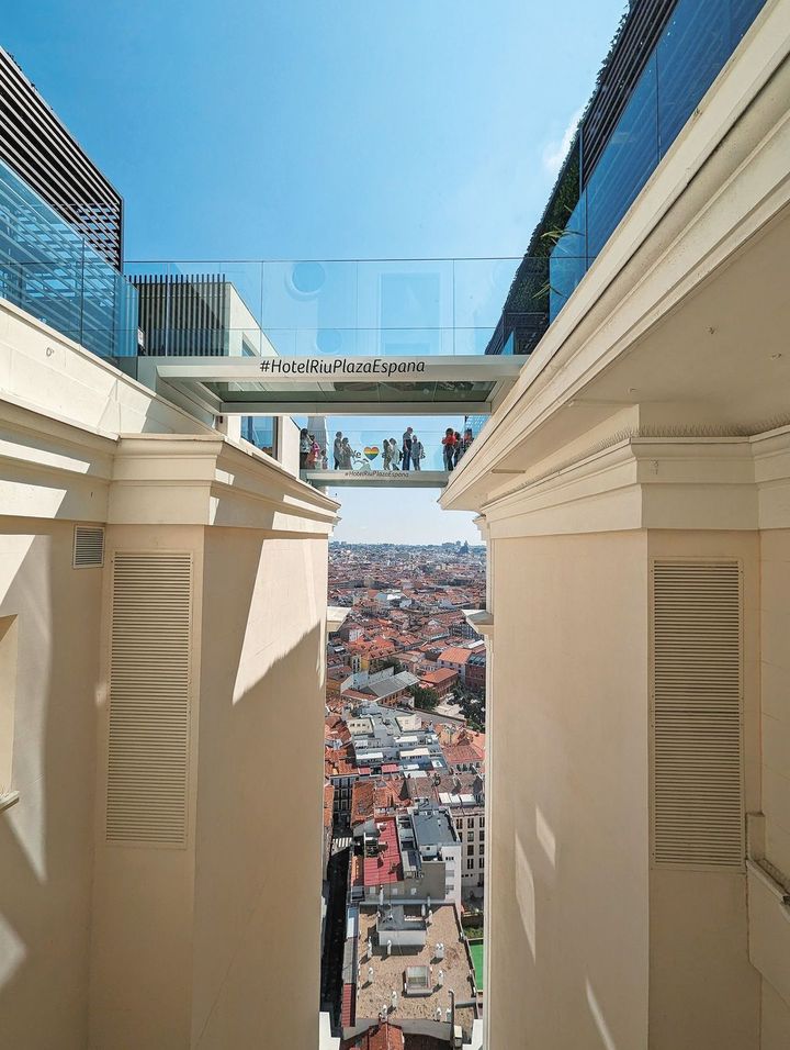 ガラス貼りのビルの通路