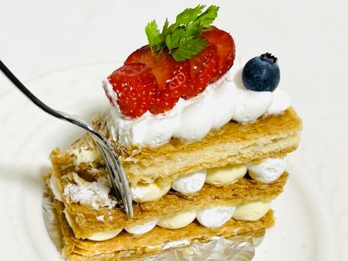 ミルフィーユを崩さずキレイに食べる方法。これならお皿からボロボロこぼれません♪