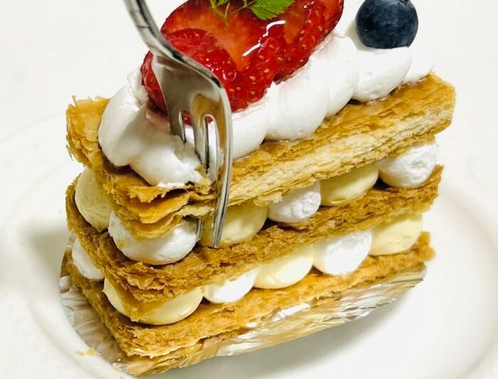 ミルフィーユを崩さずキレイに食べる方法。これならお皿からボロボロこぼれません♪