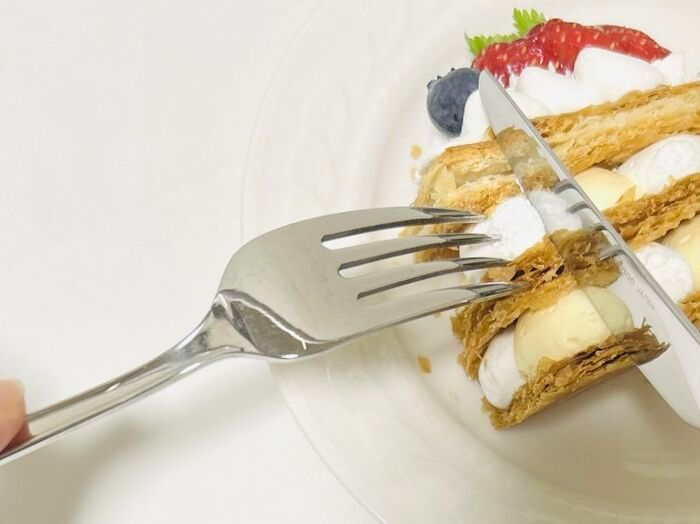 ミルフィーユを崩さずキレイに食べる方法。これならお皿からボロボロこぼれません♪