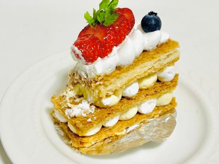 ミルフィーユを崩さずキレイに食べる方法。これならお皿からボロボロこぼれません♪