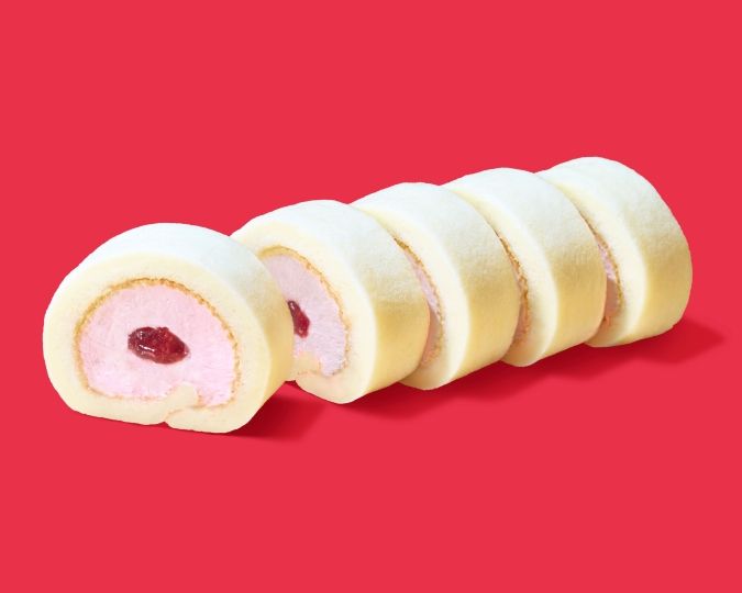 ファミマの白をまとったいちご狩り／もっちりクリームロール（いちごソース入り）
