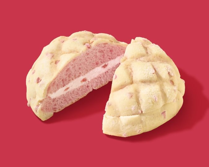 ファミマの白をまとったいちご狩り／つぶつぶいちごミルクメロンパン