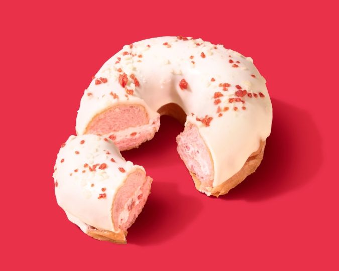 ファミマの白をまとったいちご狩り／いちごミルクホイップドーナツ