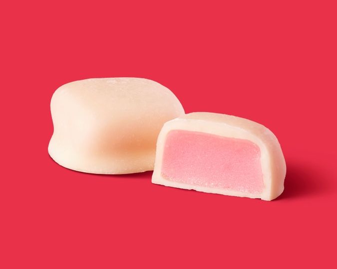 ファミマの白をまとったいちご狩り／チョコマシュマロ風グミ いちご味