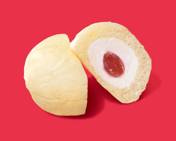 ファミマの白をまとったいちご狩り／八天堂 冷やして食べる白いくりーむパン 福岡あまおういちご