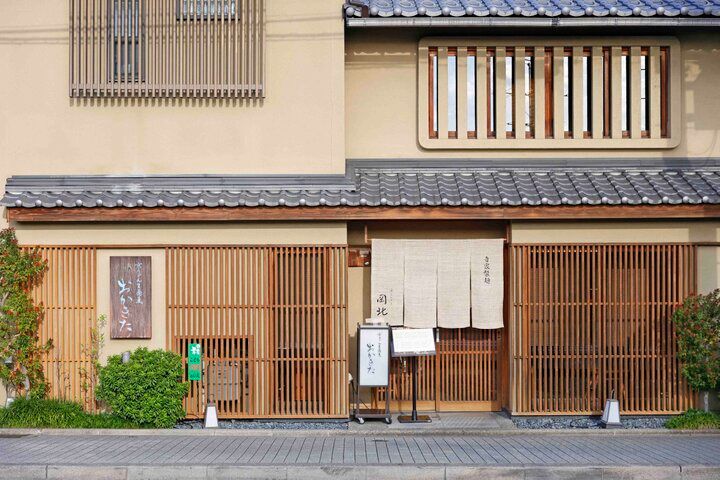 京都・平安神宮近くの「京うどん生蕎麦 おかきた」で、おだしの香る京うどんを♪