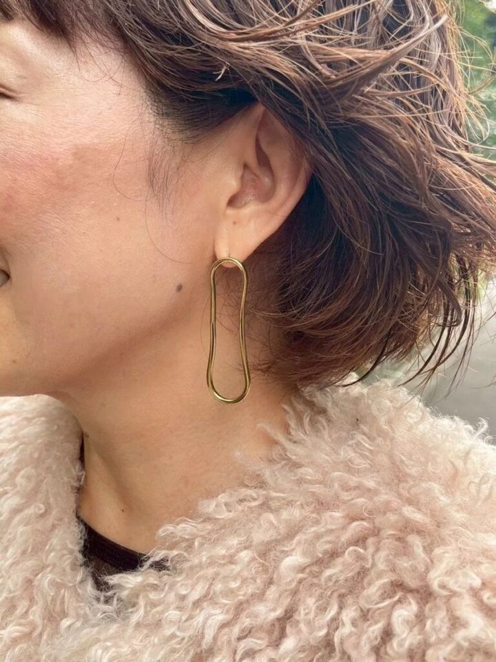 「ピアスは『ear PAPILLONNER』で買ったもの。夏はシルバーが多かったのですが、秋はゴールドの気分に。靴のロゴのゴールドとも合っていたのでよかったかなと思います」