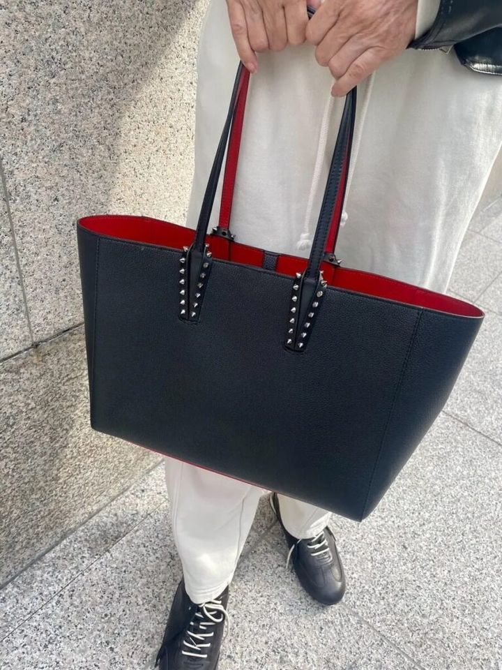 バッグは「クリスチャン ルブタン」。 「還暦のお祝いに家族がプレゼントしてくれた思い出のバッグ。内側は赤の配色になっていてさりげなくアクセントになってくれます」