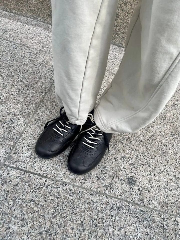 スニーカーは『GU』。 「お出かけのときは、歩きやすさがなにより大事！このスニーカーは黒ですがスリムなデザインなので、重たくなりすぎずスウェットコーデに締まりをプラスしてくれます。紐がバイカラーになっていてさりげなく可愛いんです」