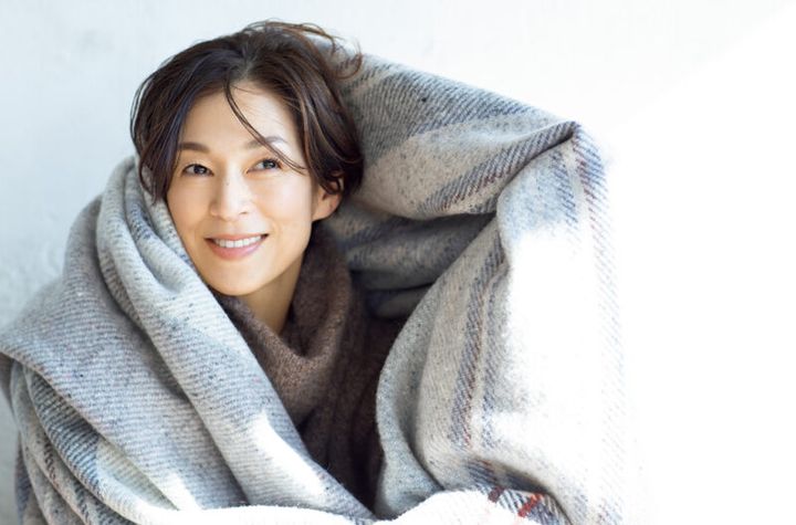 ブランケット¥236,500、ネックウォーマー¥46,200 ／ともにジョンストンズ オブ エルガン