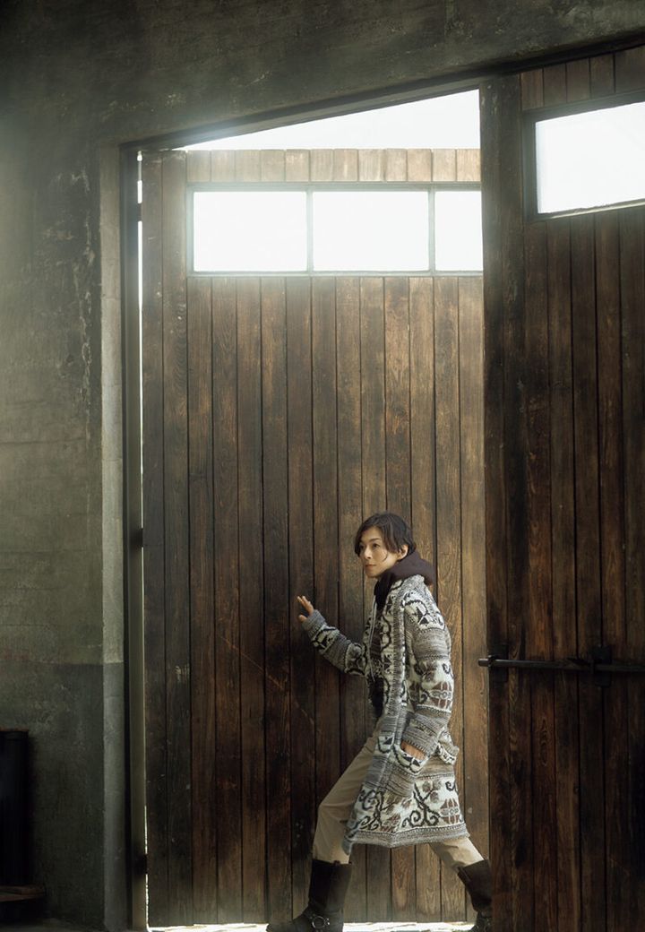 カーディガン¥132,000、セーター¥49,500、パーカー¥26,400、Tシャツ¥16,500、パンツ¥38,500、ブーツ（参考商品）／すべてポロ ラルフローレン