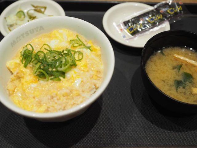 得朝鶏そぼろたまご丼