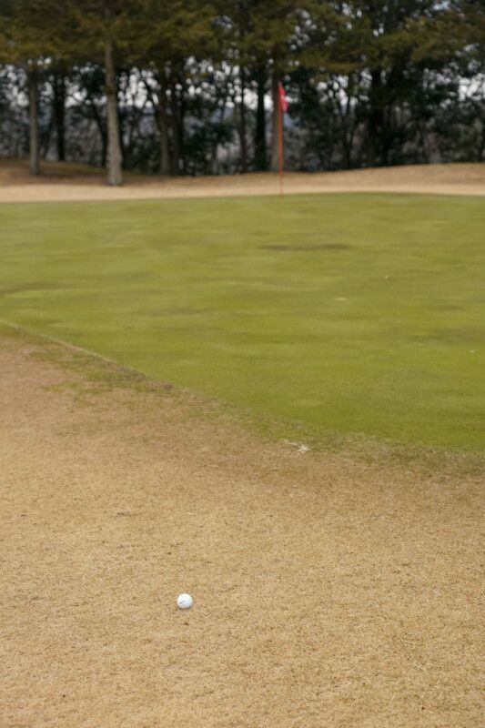 地面に刺さるミスをなくす！ダフらず転がすコツをレッスン