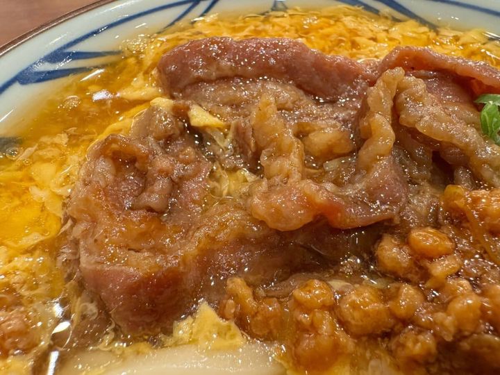 注文ごとに焼き上げるジューシーな牛肉
