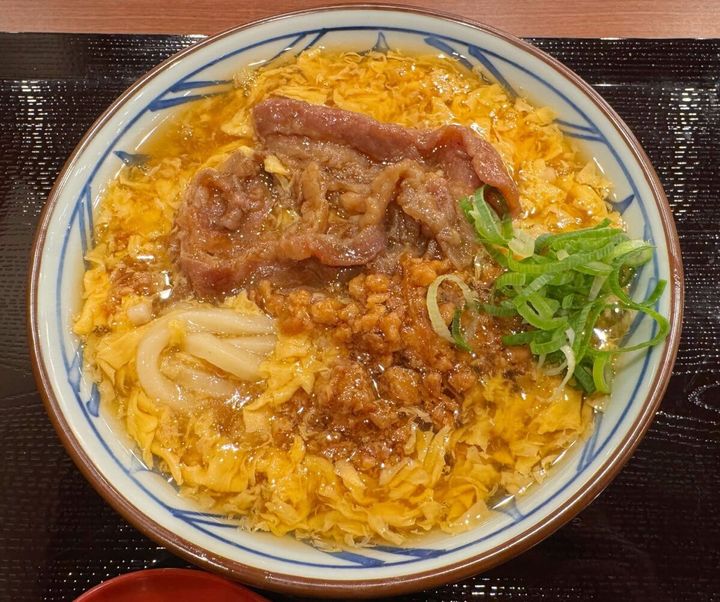 【復活】肉の旨みが押し寄せる！冬の大本命「肉がさね玉子あんかけうどん」