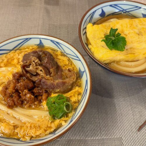 丸亀製麺の新作が「うどんの枠を超えた」!? 1月14日発売、注文ごとに焼く“ふわじゅわ”だし巻き玉子と肉そぼろの贅沢コンボが神すぎる