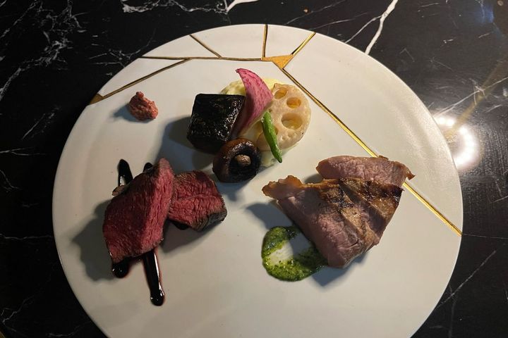 「黒毛和牛シンタマグリルと山形豚のグリルのWメイン」