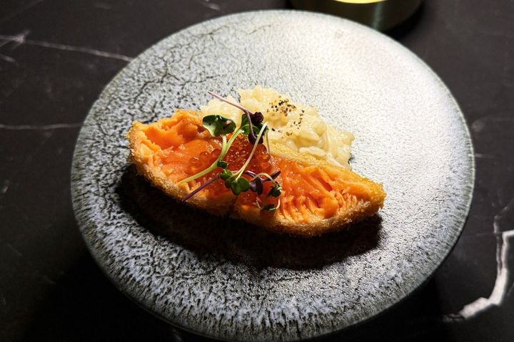 「サーモンのレアカツ」