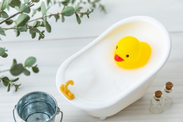 お風呂イメージ ひよこのおもちゃが小さい湯船に入っている様子