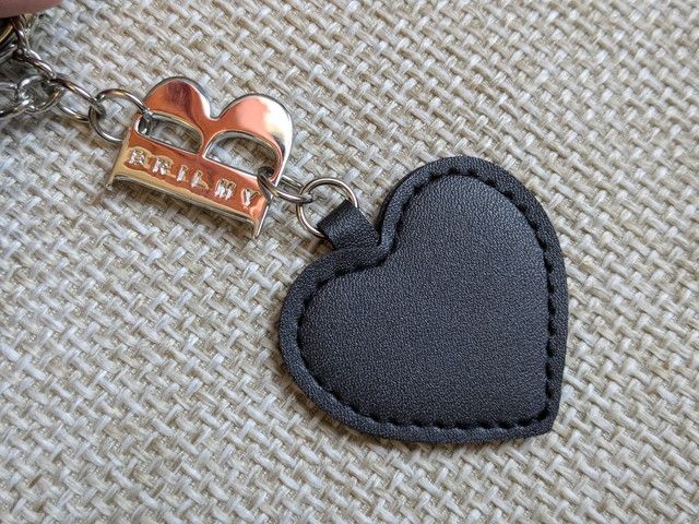 HELLO KITTY × BRILMY ハートチャームとBRILMYロゴ金具のアップ