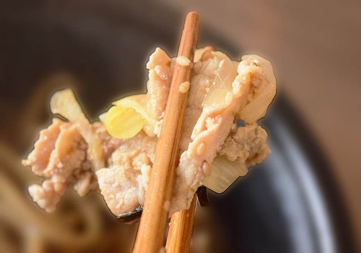 豚肉と玉ねぎ煮は、甘さと辛さがバランスよく感じられ、つゆの味わいもしっかりと染み込んでいます。