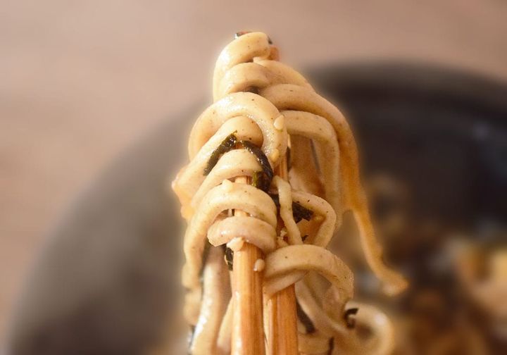 そばはややワシワシとした食感